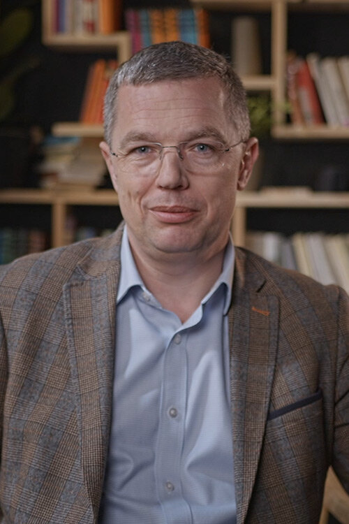 Portrét Jana Školníka, podporovatele inovativního vzdělávání.