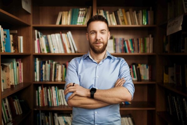 Skupina učitelů společně diskutuje nad výukovými materiály.